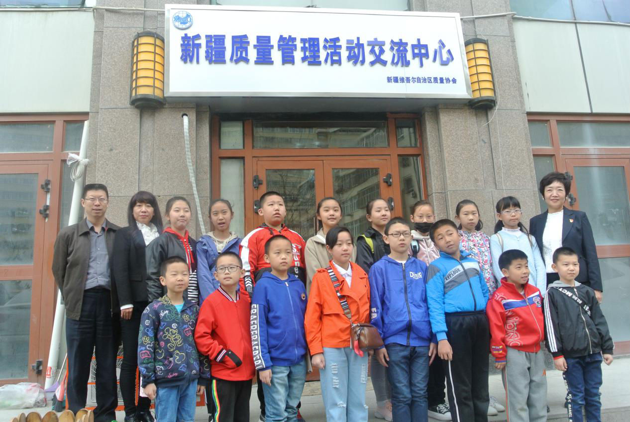会长学生合影.png
